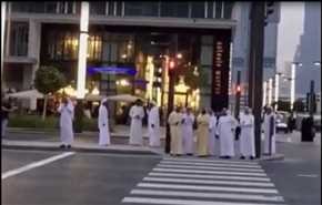 ببینید ... واکنش حاکم‌ دبی به قرمز شدن چراغ هنگام عبور از خیابان!