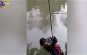فيديو صادم لاب يعلق ابنه فوق النهر .... ما السبب؟!