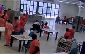 بالفيديو... لحظة محاولة سجين خنق حارس بمنشفة
