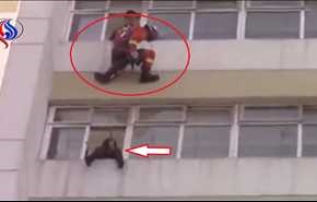 فيديو... كانت تحاول الانتحار من الطابق الـ7، وهذا ما حصل!