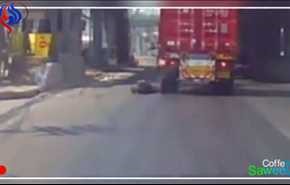 بالفيديو.. حاول الانتحار أسفل عجلات شاحنة ضخمة وهذا كان مصيره!