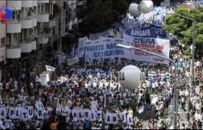 مئات الاف المتظاهرين في الارجنتين احتجاجا على اجراءات التقشف
