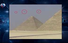 بالفيديو.. اجسام طائرة فوق اهرامات مصر
