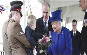 بالفيديو.. طفل صغير يحرج ملكة بريطانيا العجوز!