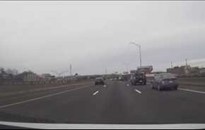 بالفيديو: سائق أحب أن يتذاكى .. فوقع في الفخ!