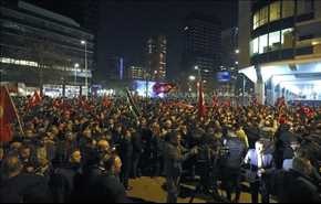 لاهاي تطرد وزيرة تركية وتفرّق بالقوة آلاف المتظاهرين الاتراك