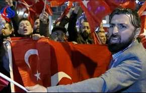 متظاهرون ينتزعون علم هولندا من على قنصليتها باسطنبول