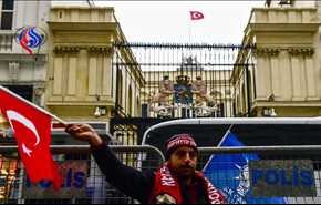 پایین کشیدن پرچم کنسولگری هلند در استانبول! +ویدیو