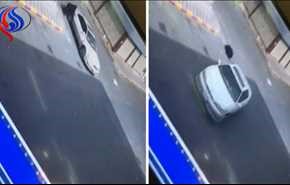 بالفيديو .. مُسنة تسقط من سيارة بعد سرقتها في مكة