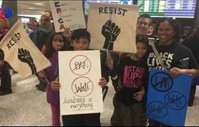 تظاهرات ضد «ترامپ» در فرودگاه «دالاس» + تصاویر