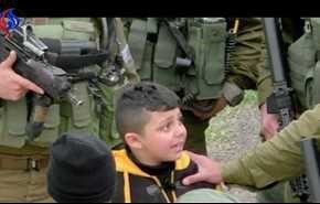بالفيديو..الاحتلال يلقي القبض على طفل فلسطيني لسبب غريب!
