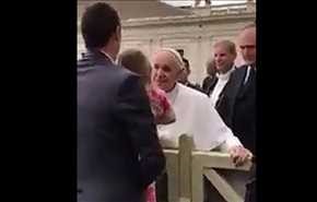 بالفيديو .. بابا الفاتيكان يتعرض 'للسرقة'!