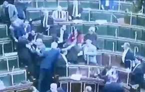 بالفيديو: مضاربة بالأيدي داخل البرلمان المصري.. والنتيجة؟!
