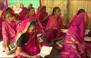 بالفيديو.. بالزي الوردي.. مدرسة الجدات في مومباي الهندية