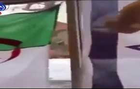 شاهد ردة فعل شاب جزائري عندما رأى علم الكيان الإسرائيلي بجانب علم بلاده