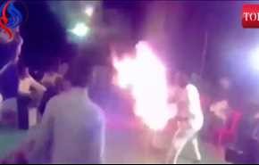 بالفيديو... رجل يشعل النيران في نفسه اعتراضا على غناء زوجته