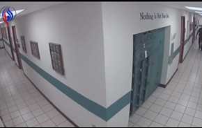 فيديو لشرطي أميركي يركض خوفاً في مركز شرطة... لن تصدق السبب!