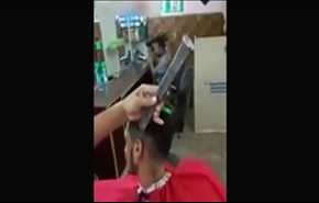ویدیو ... اصلاح موی سر با قلم و چکش!