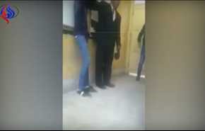 شاهد..لحظة اعتداء معلم على طالب ثانوي بطريقة وحشية بمصر