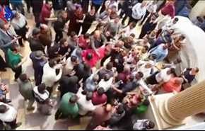 بالفيديو.. أهالي طنطا يعتدون على مدير أمن الغربية داخل كنيسة مارجرجس