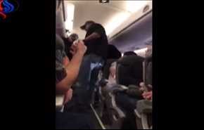 فيديو.. الشرطة الأميركية تسحل طبيبا وتطرده من طائرة