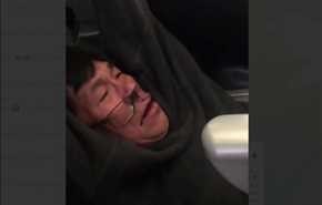 فیلم / رفتار وحشیانه پلیس آمریکا  برای خارج کردن اجباری یک مسافر از پرواز
