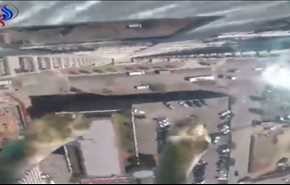 بالفيديو.. 2 مليون مشاهدة لحمام سباحة في الهواء على ارتفاع 152 مترا