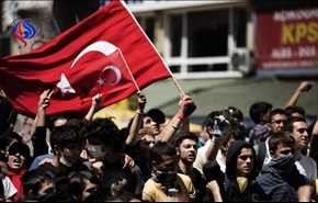 اعتراض با ماهی تابه و قابلمه علیه رفراندوم ترکیه+ ویدیو