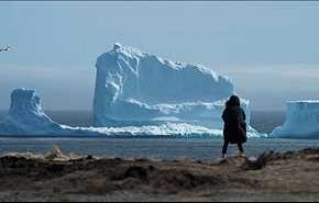کوه یخی غول پیکر در ساحل کانادا‎