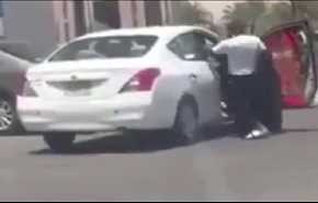 شاهد.. رجل يعتدي على امرأة في سيارته وسط الشارع وأمام المارة
