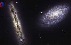 تصویر دو کهکشان‌ مارپیچی دوردست