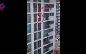 فيديو... براعته انقذت فتاة حاولت الانتحار من شرفة مبنى شاهق!