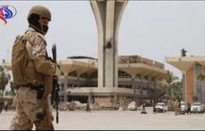 القوات الموالية للإمارات تحتجز آمر لواء تابعٍ لمنصور هادي بمطار عدن