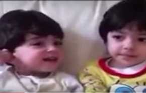 شاهد بالفيديو.. طفل يقرأ القرآن وشقيقه يصحح له