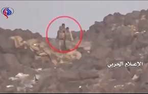 شاهد بالفيديو.. قناص يمني يردي مرتزقين بطلقة واحدة!