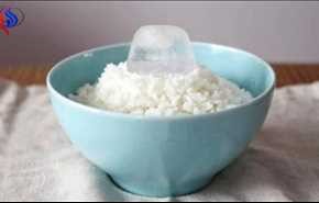 لماذا يجب وضع قطعة ثلج على الأرز قبل تسخينه؟!