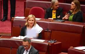 سياسية استراليّة تقوم بإرضاع طفلها حديث الولادة في البرلمان