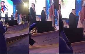 بالفيديو.. أمير الرياض يطرد سعوديين أثناء السلام الملكي