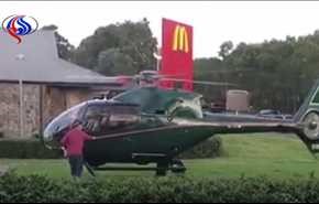 خلبان گرسنه مقابل رستوران به زمین نشست!+ویدئو