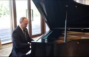 فيديو.. بوتين يعزف على البيانو قبيل اجتماعه بالرئيس الصيني