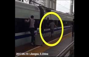 بالفيديو.. حادث مروع لرجل يحشر إصبعه بين أبواب قطار متحرك