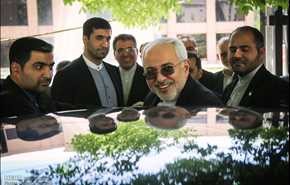 ظريف يحضر في مقر اللجنة الإنتخابية الخاصة بالناخبين الايرانيين المقيمين خارج البلاد