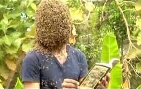 بالفيديو.. شاب هندي يغطي وجهه بـ 60 ألف نحلة!