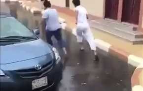 بالفيديو: لحظة ضرب صاعقة لشباب في السعودية!