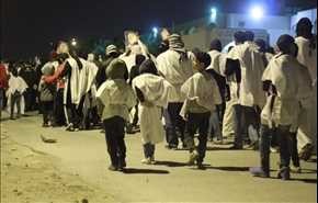 بالصور.. متظاهرون بالاكفان أمام منزل آية الله قاسم في الدراز والقوات البحرينية تحشد