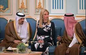 شاهد بالفيديو.. أمير الرياض لا ينفك عن النظر إلى ايفانكا ترامب