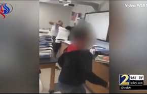 بالفيديو... لقطات صادمة لشجار بالأيدي بين معلمتين أمام الطلاب