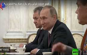 بالفيديو الصامت// هكذا يكرم بوتين عسكريين متميزين في سوريا!