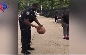 شاهد.. شرطي يثير دهشة الأطفال بتصويبة مذهلة لكرة السلة
