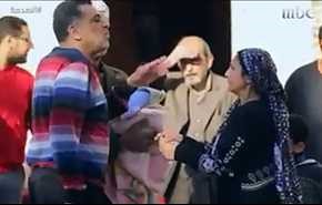 بالفيديو.. رد فعل صادم للمصريين لحظة رمي أم طفلها أمام مسجد